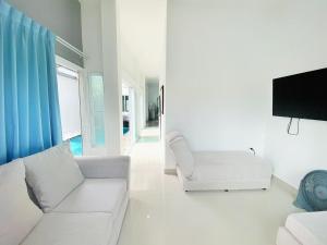 TV a/nebo společenská místnost v ubytování Origin hua hin poolvilla