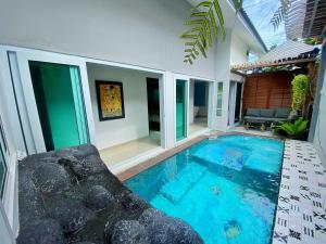 a swimming pool in the middle of a house at Origin hua hin poolvilla in Hua Hin
