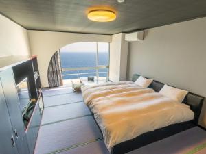 Voodi või voodid majutusasutuse Atagawa Onsen Blue Ocean toas