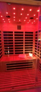 カターニアにあるTerra Mia Suiteの赤い照明が備わるベッド付きの部屋