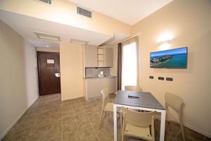 Η κουζίνα ή μικρή κουζίνα στο Smeraldo apartments
