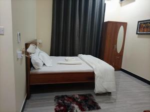Tempat tidur dalam kamar di Chibuba Airport Accommodation