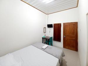 Ένα ή περισσότερα κρεβάτια σε δωμάτιο στο Griya Mutiara Serayu Syariah near Univ Merdeka Madiun Mitra RedDoorz