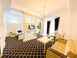 un soggiorno con divano e tavolo di Premier Palace Baku a Baku
