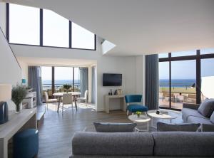 イクシアにあるAmus Hotel & Spaの海の景色を望むリビングルーム