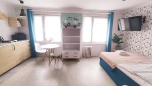 ein kleines Schlafzimmer mit einem Bett, einem Tisch und einem Fenster in der Unterkunft Na Szaniec 17 by Homeprime in Krakau