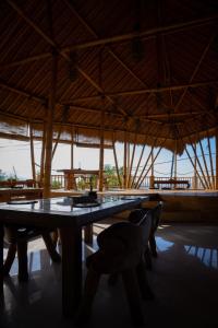艾湄灣的住宿－Aroma De La Mer，海景客房内的大桌子和椅子