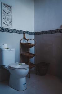 艾湄灣的住宿－Aroma De La Mer，一间带白色卫生间和架子的浴室