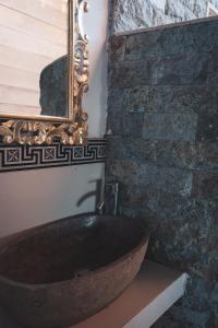 艾湄灣的住宿－Aroma De La Mer，一间带大水槽和镜子的浴室