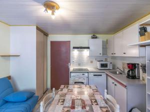 Kuchyň nebo kuchyňský kout v ubytování T2 cabine 6 pers avec balcon, parking privé, proche commodités et stations de ski - FR-1-402-122