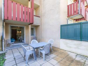 Balkón nebo terasa v ubytování T2 cabine 6 pers avec balcon, parking privé, proche commodités et stations de ski - FR-1-402-122