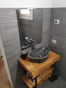 a bathroom with a black sink and a mirror at Casa BORRIERO Farmhouse in Sospirolo