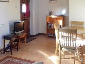 a living room with a table and a television at Thorpegate - E3076 in Thorpe Market