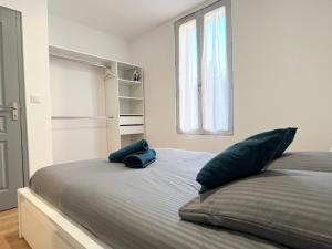 Łóżko lub łóżka w pokoju w obiekcie Le Musée 1, Cosy 2 pièces