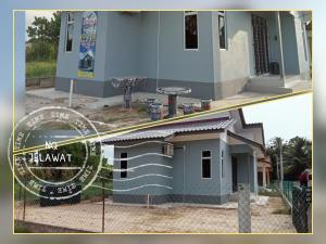 dos fotos de una casa pequeña con un cartel en NQ Jelawat HOMESTAY en Bachok