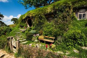 uma casa coberta de hera com escadas e um banco em Villa Solin em Solin