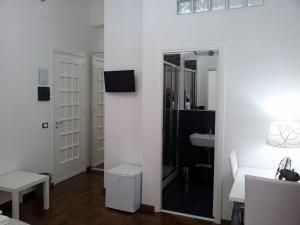 een witte badkamer met een spiegel en een wastafel bij B&B Paolo e Mariella in Palermo