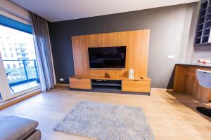 TV a/nebo společenská místnost v ubytování Euro Riverside Luxury Apartment