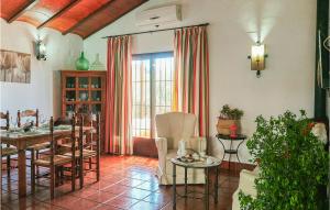 sala de estar con mesa y comedor en Beautiful Home In Estepa With Kitchenette, en Estepa