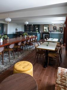 une salle à manger avec des tables et des chaises en bois dans l'établissement La Maison de Jacqueline, à Vosne-Romanée