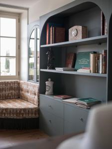 une chambre avec une étagère et des livres dans l'établissement La Maison de Jacqueline, à Vosne-Romanée