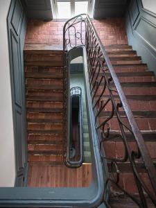 - un escalier avec un miroir dans l'établissement La Maison de Jacqueline, à Vosne-Romanée