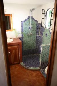 W łazience znajduje się prysznic, umywalka i toaleta. w obiekcie Stunnig Ocean View w mieście Montezuma
