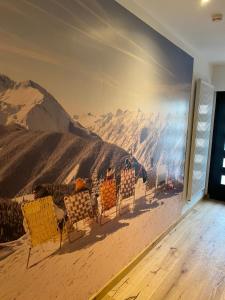 Habitación con un mural de montaña en Le Marti, en Chamonix-Mont-Blanc