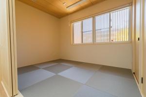 an empty room with a window and a tiled floor at マークヴィラ諏訪湖 siteA in Shimo-suwa