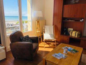 Χώρος καθιστικού στο BELLEVUE -Appartement de Charme - Vue imprenable sur la Mer - Face à Nausicàa