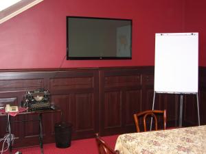 A television and/or entertainment centre at Adler Hotel