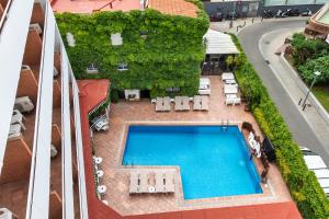 an overhead view of a swimming pool on a building at Hotel Xaine Park in Lloret de Mar