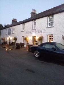 un coche aparcado delante de la posada cabeza de reyes en Kings Head - Riverside, Ravenstonedale, en Ravenstonedale