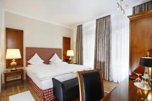Postel nebo postele na pokoji v ubytování Romantik Hotel Gebhards