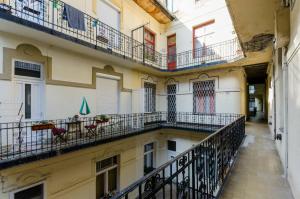 Balkón alebo terasa v ubytovaní Quiet Cozy Apartment in Party Street e1