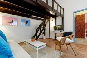 Televízia a/alebo spoločenská miestnosť v ubytovaní Quiet Cozy Apartment in Party Street e1