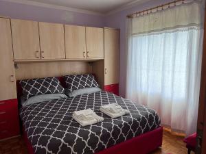 1 dormitorio con 1 cama con 2 toallas en CASA NONNA RINA en Alagna Valsesia