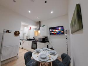 Dapur atau dapur kecil di Comfy Fenia Stay