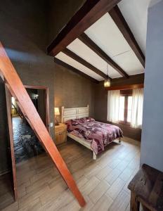 塔巴巴的住宿－Beautiful Cabain At Tapalpas Downtown，一间卧室配有一张床,铺有木地板