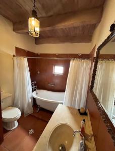 ein Badezimmer mit einer Badewanne, einem WC und einem Waschbecken in der Unterkunft Beautiful Cabain At Tapalpas Downtown in Tapalpa