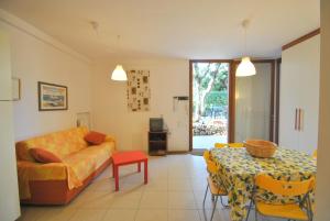 sala de estar con sofá y mesa en Villa Angolino, en Castiglioncello