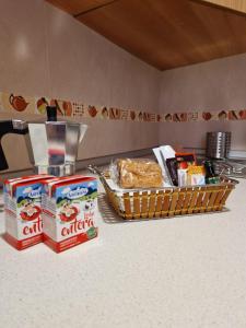 un mostrador con una cesta de comida y una caja de cereales en Apartamento Marbella, en Marbella