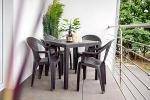 uma mesa preta e cadeiras numa varanda em Smart Resorts Haus Opal Ferienwohnung 402 em Winterberg