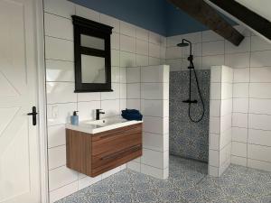 Phòng tắm tại Bed & Breakfast ‘Tuus op Tessel’