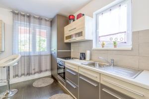 cocina con fregadero y fogones en Apartments Kardumovic, en Poreč