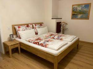 Ένα ή περισσότερα κρεβάτια σε δωμάτιο στο Ferienwohnungen Mikula-Hubacek