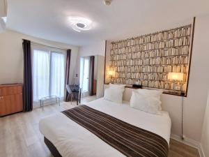 1 dormitorio con 1 cama blanca grande en una habitación en Hôtel Océanic - Grands Magasins en París