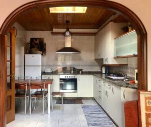 A kitchen or kitchenette at Ático con magnifica terraza en Boiro