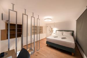 Un dormitorio con una cama y un escritorio con una silla. en Centro Apartments, en Heraclión