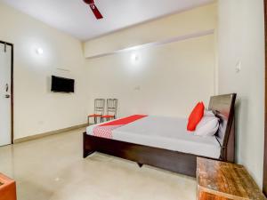 a bedroom with a bed and a tv in a room at OYO 85559 The Nine's in Patna